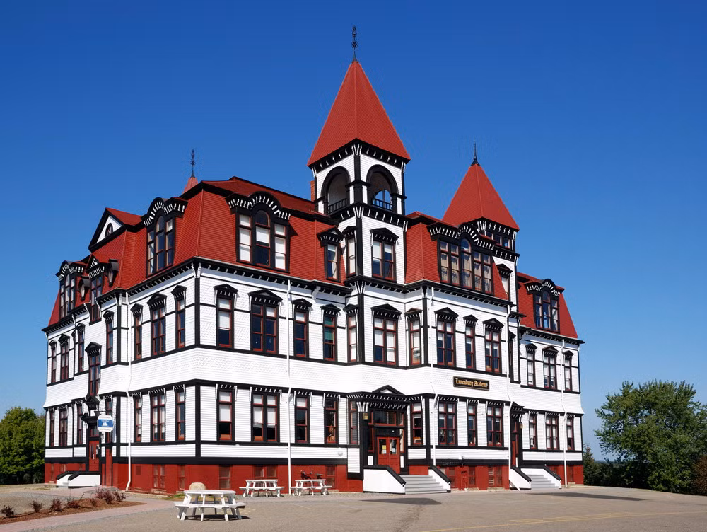 Công trình điển hình là Học viện Lunenburg có từ thế kỷ 19.