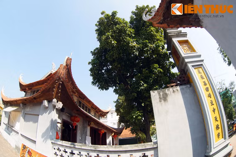 Sau nhiều năm binh hỏa, loạn lạc, Bích Câu Đạo quán xuống cấp nhiều. Đến thời Gia Long nhà Nguyễn, tổng trấn Bắc thành Lê Chất bỏ tiền riêng tu sửa lại. Đến năm 1947, Bích Câu Đạo quán bị quân Pháp san bằng. Diện mạo của công trình như ngày nay là do nhân dân địa phương sửa chữa lại vào năm 1953. Năm 2011, Bích Câu Đạo quán được tu bổ, tôn tạo trên quy mô lớn.