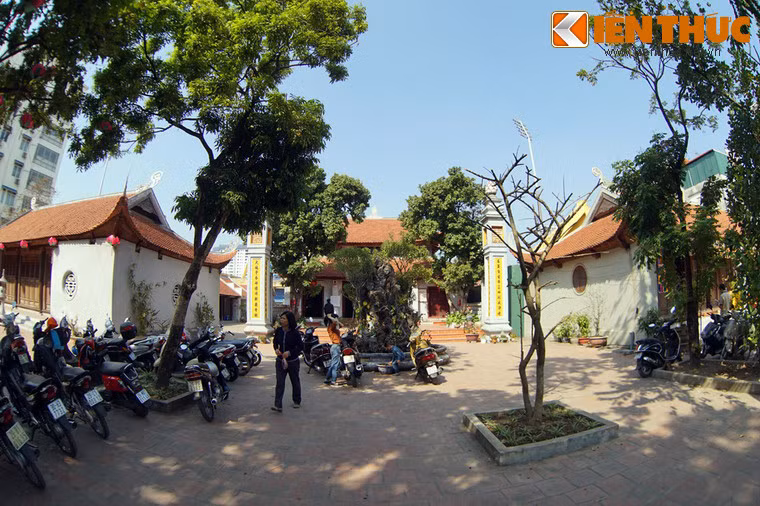 Vể tổng thể, nơi đây là một quần thể kiến trúc nằm trong một khuôn viên diện tích gần 3.000 m2. Những công trình lớn của khu di tích là chùa An Quốc, nhà thờ Mẫu và đền Tú Uyên. Sau cổng tam quan khá nhỏ nhưng độc đáo là một khoảng sân rất rộng nối liền Bích Câu đạo quán với chùa An Quốc và toà nhà đối xứng bên kia. Theo kiểu cách Đạo giáo, ở giữa sân đặt một hòn non bộ để chắn gió (bình phong giả sơn).