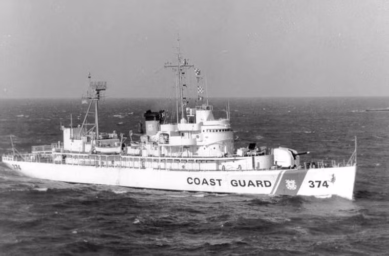 Năm 1949, USS Absecon được tái trang bị cho lực lượng tuần duyên Mỹ (cảnh sát biển Mỹ) mang phiên hiệu USCGC Absecon WAVP-374). Trong thời gian này, nó được trang bị thêm các hệ thống radar và sonar chống ngầm cùng hỏa lực gồm pháo hạm 127mm (trang bị kèm máy chỉ huy và radar dẫn bắn) cùng 6 đại liên 12,7mm. Nguồn ảnh: Naval Source