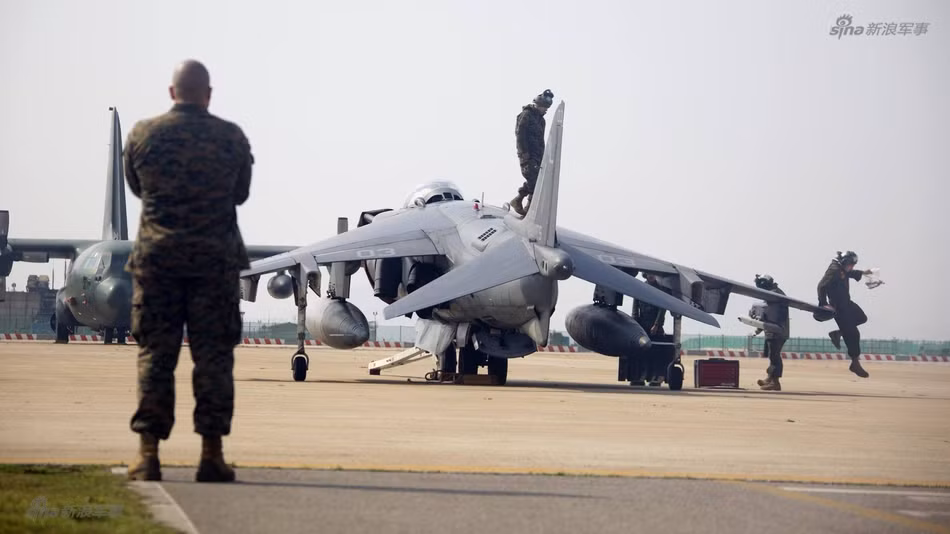 Sở dĩ chiếc AV-8B Harrier II làm được như vậy nhờ được trang bị động cơ đặc biệt Rolls-Royce F402-RR-408 (Mk 107) với 4 vòi phun có thể chỉnh hướng véc tơ. Trong ảnh, nhìn kỹ có thể thấy 4 vòi phun hướng xuống đất đặt dọc hai bên thân. Nguồn ảnh: Sina