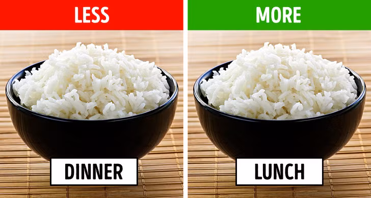 Cơm: Dù một bát cơm nóng sau một ngày làm việc mệt mỏi nghe có vẻ hấp dẫn, đó có lẽ không phải sự lựa chọn tối ưu. Gạo chứa nhiều carb phức cần nhiều thời gian để tiêu hóa. Cơm giàu calo có thể gây tăng cân nếu bạn ăn vào buổi tối.