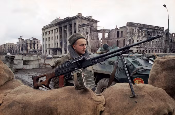 Một ổ đề kháng của lính Nga trong khu đô thị Chechnya, có thể thấy, từ những góc nhà cao tầng ở rất xa, lính bắn tỉa của phiến quân cũng có thể "rộng tầm bắn" ngắm thẳng vào người Nga. Nguồn ảnh: Pinterest.