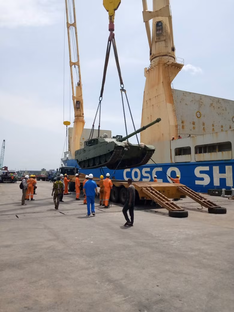 Lô hàng đâu tiên đã được Trung Quốc bàn giao cho Nigeria chỉ sau vài tháng kể từ lúc ký kết hợp đồng. Lô hàng này di chuyển bằng đường thuỷ và tới thẳng thủ đô Lagos của Nigeria. Nguồn ảnh: QQ.