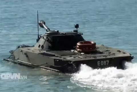 Được phân loại là "xe tăng lội nước", các xe tăng PT-76 của Việt Nam hoàn toàn có khả năng di chuyển trên biển như một phương tiện lưỡng cư. Nguồn: QPVN.