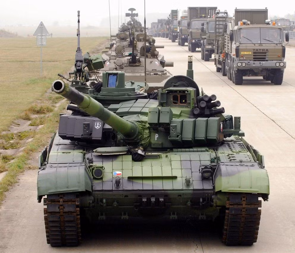 Một trong những phiên bản mạnh nhất của xe tăng chủ lực T-72 mà Nga không trực tiếp nhúng tay vào việc nâng cấp - chính là phiên bản T-72M4CZ. Nguồn ảnh: Pinterest.