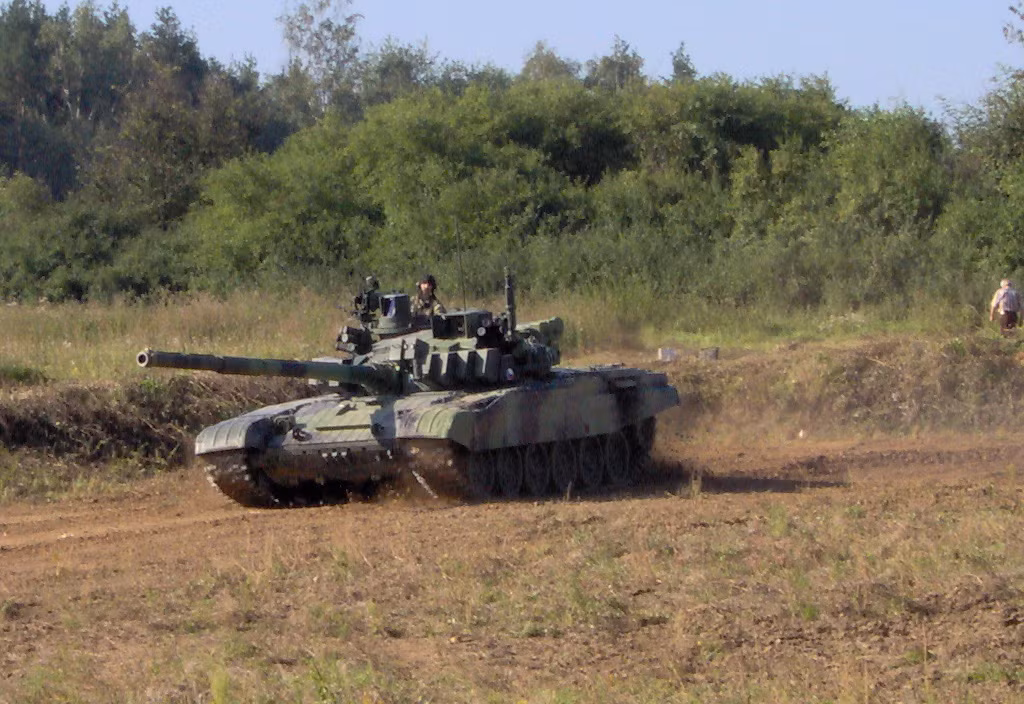 Sau này, khi Nga cũng bắt đầu tự nâng cấp xe tăng T-72 và cũng dự định đặt định danh là T-72M, T-72M3,..., vậy nên phiên bản T-72M4 của Cộng hoà Séc có thêm hậu tố "CZ" ở cuối cùng để nhấn mạnh đây là bản xe tăng do Cộng hoà Séc tự phát triển. Nguồn ảnh: Pinterest.