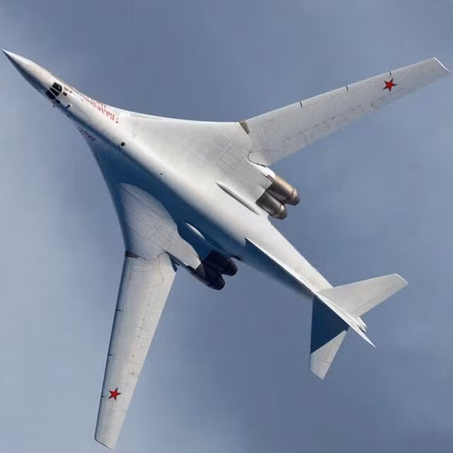 Máy bay ném bom chiến lược Tu-160M hiện đang được hiện đại hóa sâu và đã thực hiện chuyến bay thử nghiệm đầu tiên hồi tháng 2 vừa rồi. Trong chuyến bay thử nghiệm này, Tu-160M bay được tới độ cao 1.500 mét và thời gian bay kéo dài 34 phút. Nguồn ảnh: Ruwar.