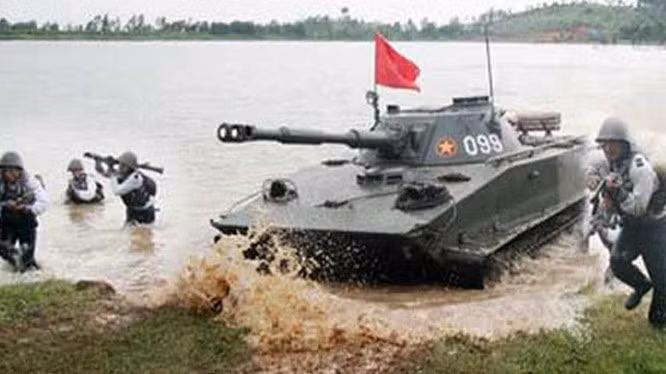 Tờ Voennye Materialy của Nga cũng cho biết, PT-76 là loại xe tăng được Liên Xô viện trợ cho Việt Nam trong quá khứ, những cỗ xe tăng hạng nhẹ này đã từng được Việt Nam sử dụng trong chiến tranh chống Mỹ. Nguồn ảnh: TL.
