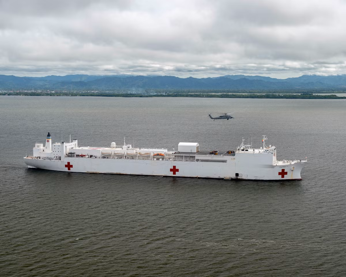 Ban đầu khi cập cảng tại New York, tàu bệnh viện USNS Comfort chỉ làm nhiệm vụ cứu chữa cho những bệnh nhân đang cần nằm viện nhưng âm tính với COVID-19. Nguồn ảnh: BI.