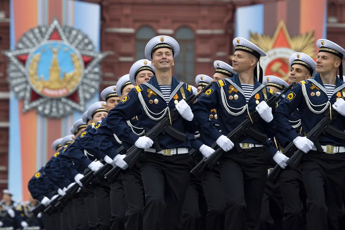 Thông thường, tổng thống Nga Vladimir Putin cũng sẽ có mặt trong cuộc duyệt binh, trực tiếp đọc diễn văn và tuyên bố cử hành nghi lễ duyệt binh.