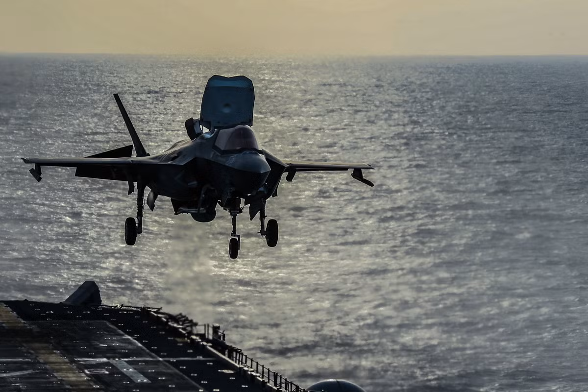 Tàu đổ bộ tấn công USS America của Mỹ được trang bị những tiêm kích F-35B với khả năng lên thẳng - loại tiêm kích hiện đại nhất hiện nay trên thế giới có khả năng hoạt động trên tàu đổ bộ tấn công. Nguồn ảnh: USnavy.
