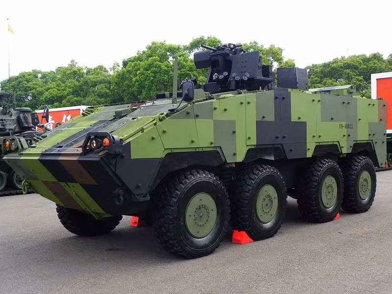 Cụ thể, cấu hình vũ khí của CM-32 bao gồm hệ thống pháo 30mm Bushmaster II hoặc súng phóng lựu liên thanh 40mm hoặc thậm chí là pháo 105mm nòng xoắn hoặc cối 120mm. Nguồn ảnh: BMDP.