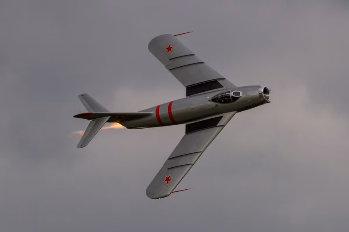 Những chiếc MiG-17 đầu tiên được Liên Xô xuất khẩu cho Bulgaria năm 1954 là loại MiG-17PF. Vào thời điểm đó, Bulgaria đang rất khó chịu khi các máy bay B-26 của Mỹ thường xuyên vi phạm không phận của các quốc gia này. Bản thân Bulgaria cũng đã từng hạ một chiếc B-26 của Mỹ bằng MiG-17 nhưng xác máy bay B-26 lại rơi trên lãnh thổ Hy Lạp. Nguồn ảnh: Pinterest.
