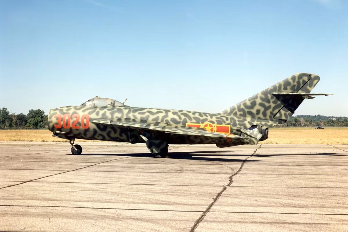 Rất may mắn là chiếc MiG-17 của Liên Xô không bắn hạ chiếc vận tải cơ DC-8 của Mỹ mà chỉ ép nó phải hạ cánh. Sau khi khám xét và nhận thấy không có bất cứ thiết bị trinh sát nào, Liên Xô kết luận Mỹ đã vi phạm không phận do bay nhầm đường và trao trả lại toàn bộ máy bay cũng như lính thuỷ quân lục chiến cho phía Mỹ. Nguồn ảnh: Pinterest.