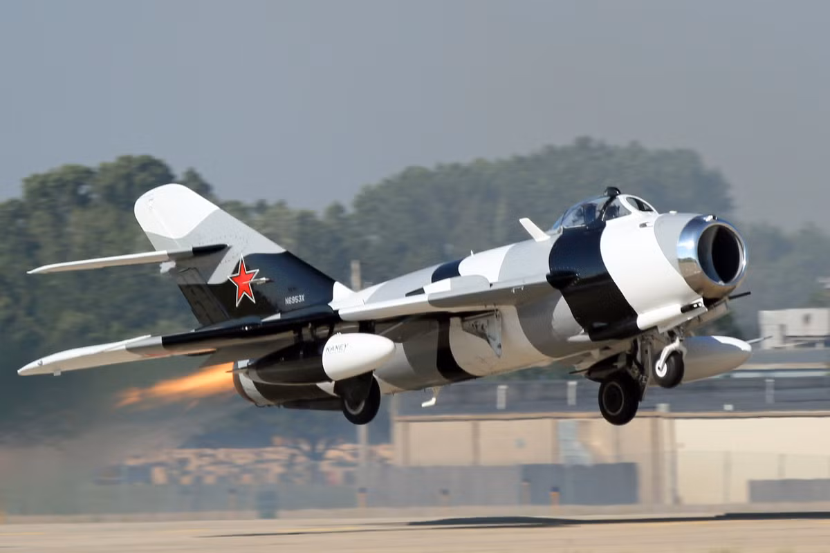 Những chiếc MiG-17 đầu tiên được Liên Xô chuyển giao cho Việt Nam từ năm 1960. Thời gian đầu khi Mỹ bắn phá miền Bắc, những chiếc MiG-17 này là thứ vũ khí hiện đại nhất mà Không quân Nhân dân Việt Nam có trong tay để đối đầu với lực lượng không quân số một thế giới. Nguồn ảnh: Pinterest.