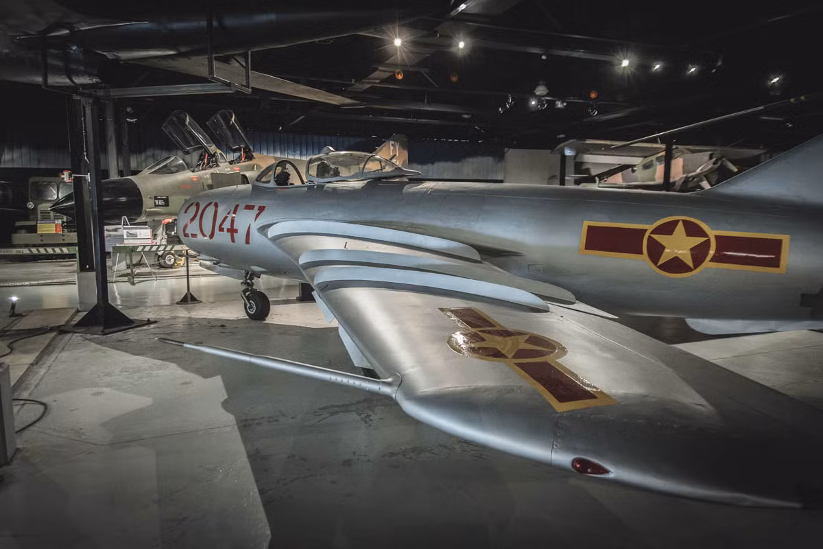 Tới năm 1968, tiêm kích MiG-17 của Liên Xô lại một lần nữa tấn công máy bay Mỹ vi phạm không phận nước này ở Kiril. Chiếc máy bay DC-8 của Mỹ khi này đang chở theo 214 lính Mỹ và trên đường tới... Việt Nam. Nguồn ảnh: Pinterest.