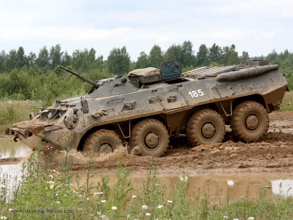 Ngoài ra BTR-80 còn được trang bị một khẩu súng máy 7,62mm làm vũ khí phụ. Xe được trang bị động cơ 260 mã lực KamAZ, cung cấp sức kéo 19 mã lực cho mỗi tấn trọng lượng, giúp phương tiện có được độ cơ động cần thiết trên chiến trường. Nguồn ảnh: Rumil.