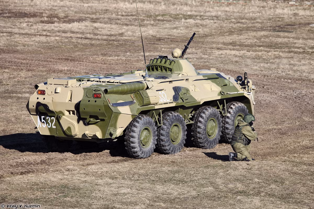 Có trọng lượng chỉ 13,6 tấn, mỗi chiếc xe bọc thép chở quân BTR-80 có chiều dài 7,7 mét, rộng 2,9 mét và cao 2,4 mét kèm theo đó là khả năng chở được tối đa 7 lính cùng kíp lái 3 người. Nguồn ảnh: Rumil.