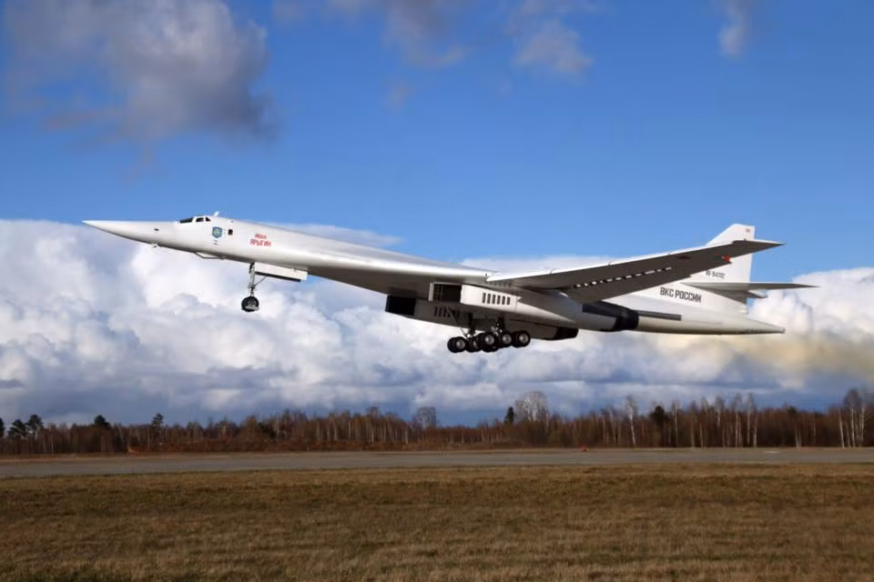 Oanh tạc cơ Tu-160 được Liên Xô thiết kế và chế tạo từ thập niên 70 của thế kỷ trước, bắt đầu thực hiện chuyến bay đầu tiên từ năm 1981 và được đưa vào trang bị từ năm 1987. Nguồn ảnh: Rumil.