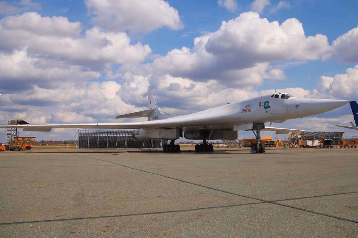 Theo đó, những chiếc oanh tạc cơ Tu-160M1 sẽ được trang bị hệ thống định vị kiểu mới, hệ thống lái tự đồng cùng với việc triển khai được tối đa 12 tên lửa hành trình trên hai giá phóng quay. Nguồn ảnh: Rumil.