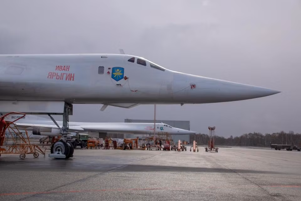Theo truyền thông Nga, cả hai máy bay này đều đã được hiện đại lên chuẩn Tu-160M1. Đây hiện được coi là phiên bản hiện đại hoá cao nhất của dòng oanh tạc cơ chiến lược Tu-160 hiện đang được sử dụng tỏng biên chế Không quân Nga.. Nguồn ảnh: Rumil.