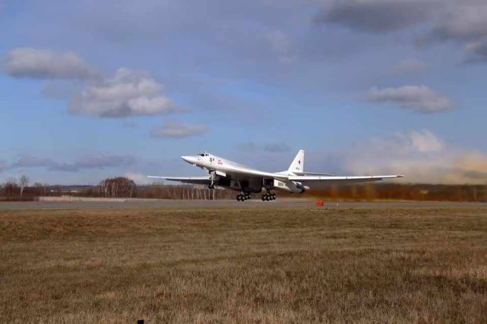 So với phiên bản Tu-160 gốc, phiên bản Tu-160M1 có sức mạnh vượt trội hơn rất nhiều và hoàn toàn có thể coi đây là "vị thần sức mạnh" mới của Không quân Vũ trụ Nga trong tương lai sắp tới - nhất là khi phiên bản Tu-160M2 tới thời điểm hiện tại vẫn chưa sẵn sàng. Nguồn ảnh: Rumil.