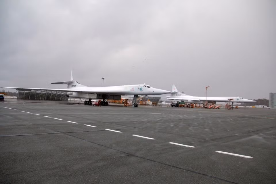 Hai máy bay ném bom chiến lược Tu-160 được Tổng công ty Máy bay Thống nhất UAC của Nga bàn giao cho bộ quốc phòng nước này hôm 23/4 vừa rồi được đặt tên lần lượt là "Ivan Yarygin và "Vasily Reshetnikov". Nguồn ảnh: Rumil.