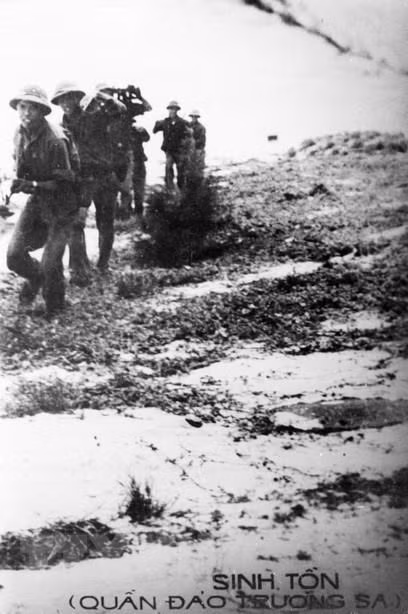 Bắt đầu từ 4h sáng ngày 11/4/1975, các tàu hải quân được nguỵ trang thành tàu cá nhằm thẳng hướng đảo Song Tử Tây xuất phát. Thậm chí trên đường đi, chúng ta đã gặp cả... hạm đội 7 của Mỹ và bị trực thăng đối phương áp sát. Nguồn ảnh: TTXVN.