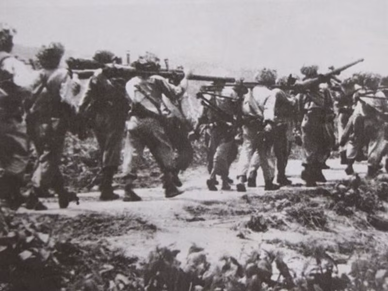 Theo bước chân của binh đoàn Lê Dương, Kostas Sarantidis sang Việt Nam tham chiến. Tuy nhiên khi tới đây, ông đã nhận ra sự man rợ của quân Pháp ở đất Đông Dương. Người Pháp đưa ông sang Việt Nam để hành hạ người bản xứ - chứ không phải chống phát xít Nhật như lời hứa hẹn ban đầu.Nguồn ảnh: TL.
