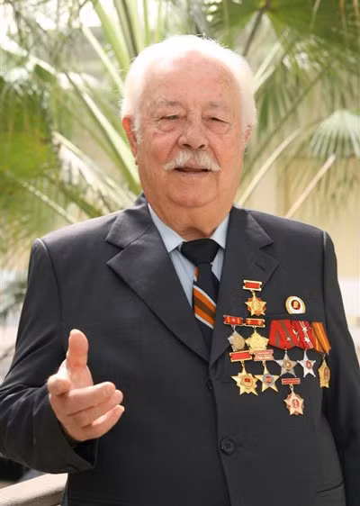 Năm 1965, Kostas Sarantidis làm đơn xin được trở về nước và được chính phủ Việt Nam đồng ý. Về quê hương, ông gia nhập Đảng Cộng Sản Hy Lạp và tiếp tục hoạt động tích cực tới tận ngày nay. Năm 2010, ông được Chủ tịch nước Cộng hòa Xã hội Chủ nghĩa Việt Nam Nguyễn Minh Triết trao quyết định công nhận là công dân Việt Nam. Năm 2013, ông được Chủ tịch nước Trương Tấn Sang ký quyết định phong tặng danh hiệu Anh hùng Lực lượng Vũ trang Nhân dân. Nguồn ảnh: Forb.