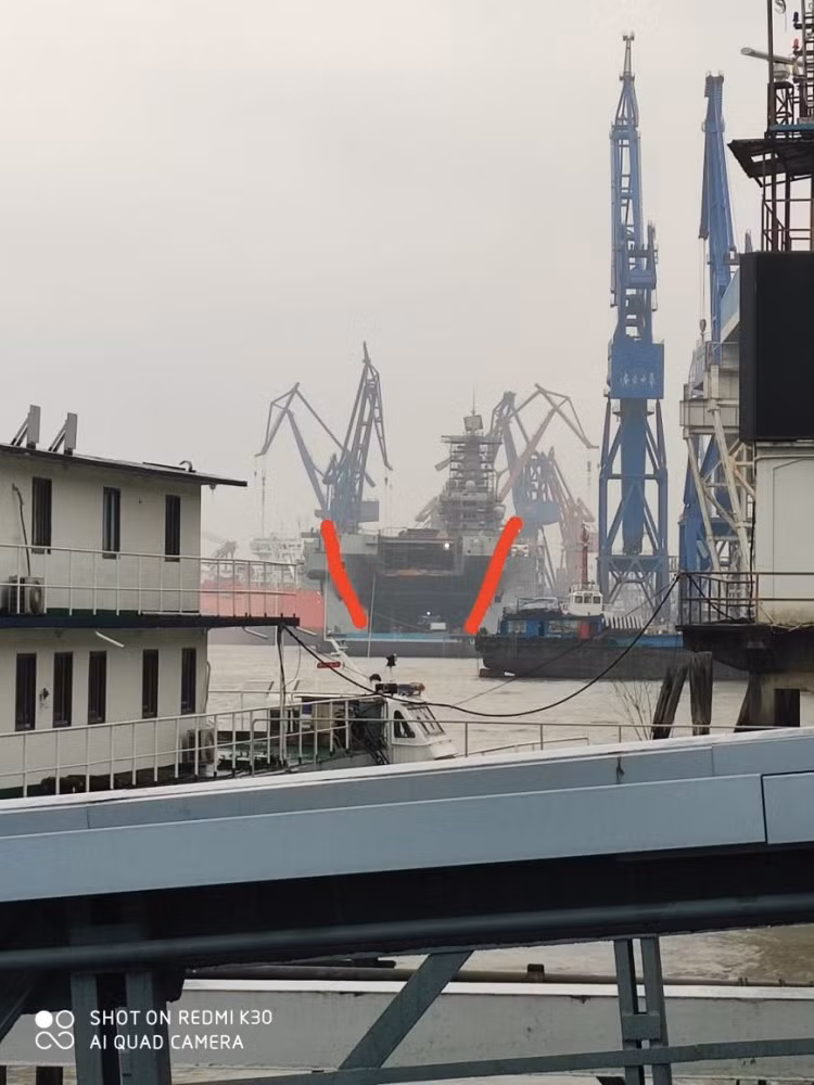 Dựa vào việc muội bám ở khoang sau tàu, truyền thông quốc tế đặt giả thuyết nhiều khả năng vụ cháy xảy ra ở khoang dưới cùng - có thể đã ảnh hưởng nghiêm trọng tới toàn bộ kết cấu của tàu. Nguồn ảnh: BMDP.