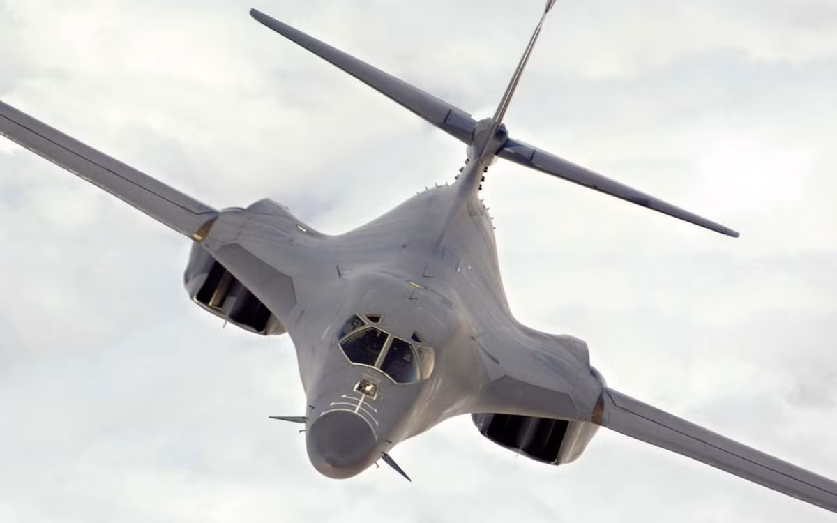 Trong 6 tháng diễn ra chiến dịch Enduring Freedom ở Afghanistan, 8 máy bay ném bom B-1B Lancer đã tấn cộng tới 40% số lượng mục tiêu được bàn giao cho Không quân, thả 3900 quả JDAM - chiếm 67% số lượng JDAM mà Mỹ dùng trong chiến dịch này. Nguồn ảnh: BI.