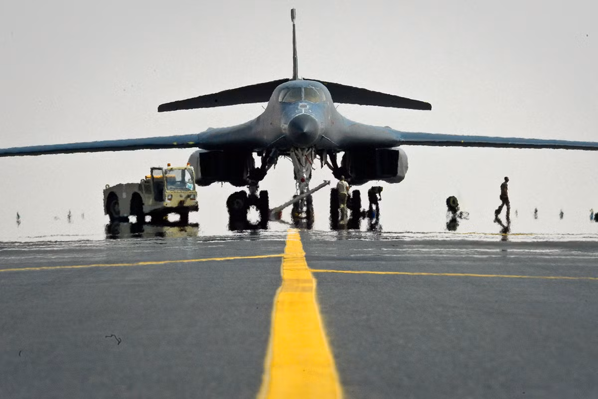 Khả năng mang vũ khí "thượng thừa" của B-1B Lancer được chứng tỏ vào năm 1999 ở chiến dịch Allied Force. Trong chiến dịch này, B-1B đã tấn công 20% số mục tiêu được bàn giao cho toàn bộ lực lượng không quân dù số lượng thời gian bay chỉ chiếm 2% so với tổng thời gian không quân hoạt động. Nguồn ảnh: BI.