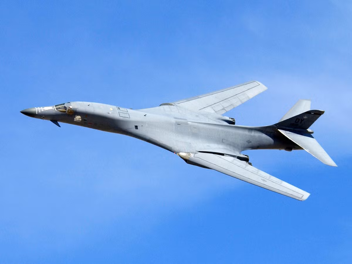Năm 1970, máy bay ném bom B-1B đã từng được kỳ vọng sẽ trở thành kẻ thay thế cho siêu pháo đài bay B-52 trong biên chế Không quân Mỹ. Tuy nhiên do B-52 có chi phí vận hành quá rẻ, tới nay nó vẫn tiếp tục được sử dụng. Nguồn ảnh: BI.