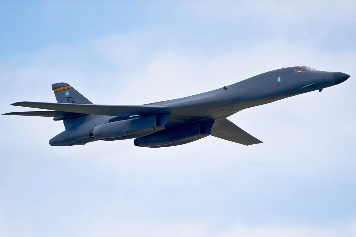 Thiết kế của B-1B Lancer cũng như các đặc điểm thiết kế của nó cho phép nó di chuyển, cơ động hoặc thậm chí... nhào lộn trên không như một chiến đấu cơ. Tuy nhiên đây chỉ là trên lý thuyết. Nguồn ảnh: BI.