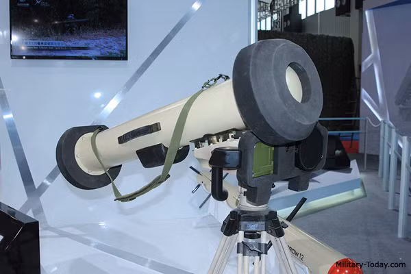Mặc dù Trung Quốc cũng khẳng định mức giá của Hồng Tiễn 12 sẽ rẻ hơn so với Javelin, tuy nhiên cái giá cụ thể của phiên bản xuất khẩu - Hồng Tiễn 12E - tới nay vẫn chưa được Trung Quốc công khai. Nguồn ảnh: Sina.