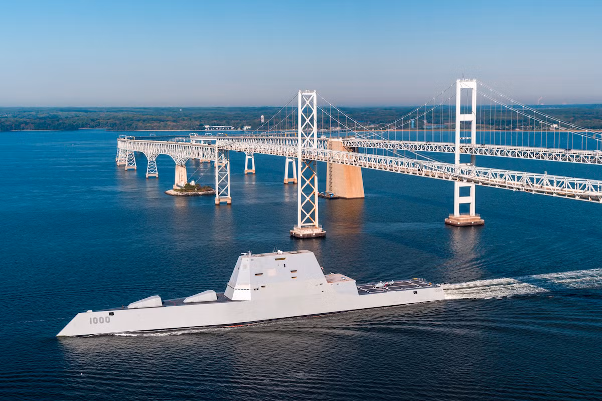 Hệ thống vũ khí trên USS Zumwalt bao gồm 20 giêng sphongs thẳng đứng, 2 siêu hải pháo 155mm với cơ số đạn 920 viên và 2 pháo cao tốc 30mm loại Mk 46. Nguồn ảnh: USnavy.