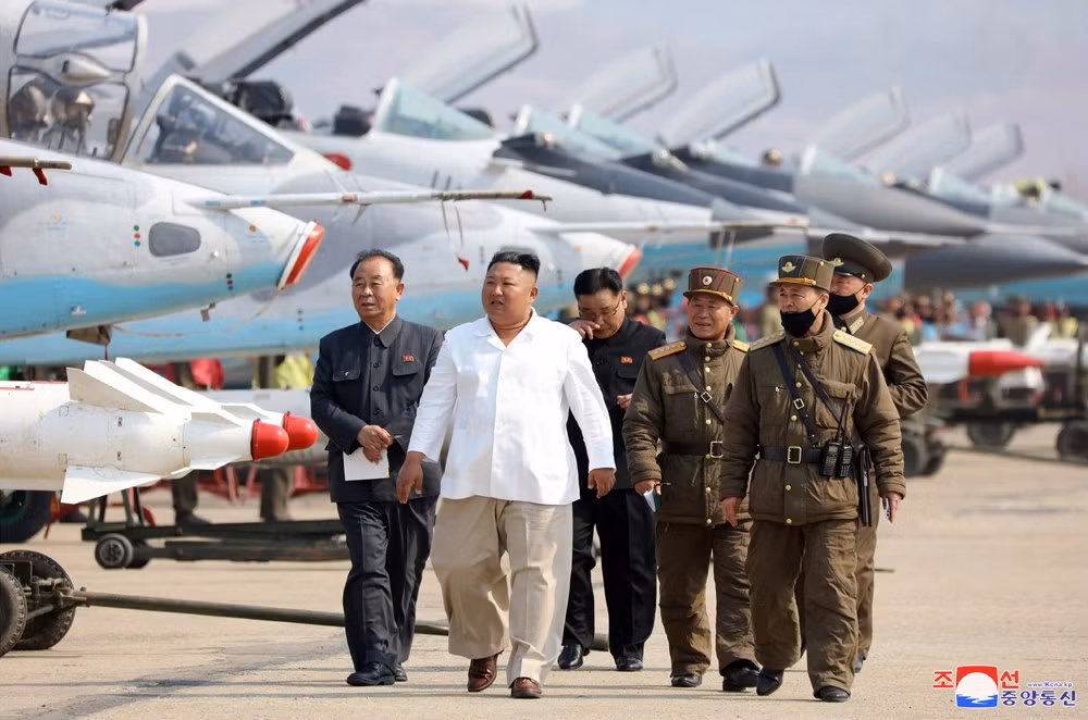 Ngoài ra trong cuộc tập trận này còn có sự tham gia của những máy bay cường kích Su-25. Đây cũng là loại cường kích cơ duy nhất của Triều Tiên tính tới thời điểm hiện tại. Nguồn ảnh: KCNA.