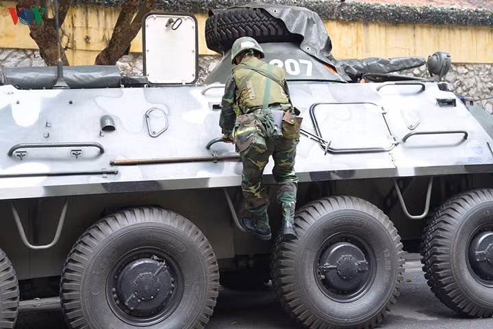 Khi di chuyển trên cạn, tốc độ của BTR-60 rất lớn, tối đa có thể đạt tới 80 km/h. Trong khi đó khi lội nước, loại xe thiết giáp chở quân này có thể di chuyển được tới 10 km/h. Nguồn ảnh: VOV.