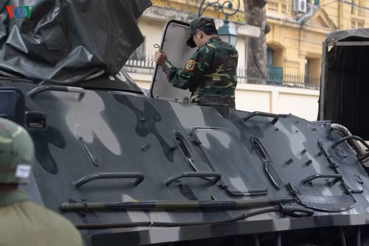 Một chiến sĩ trên xe BTR-60 làm nhiệm vụ trong phố cổ Hà Nội tại hội nghị thượng đỉnh Mỹ - Triều lần thứ hai. Nguồn ảnh: VOV.