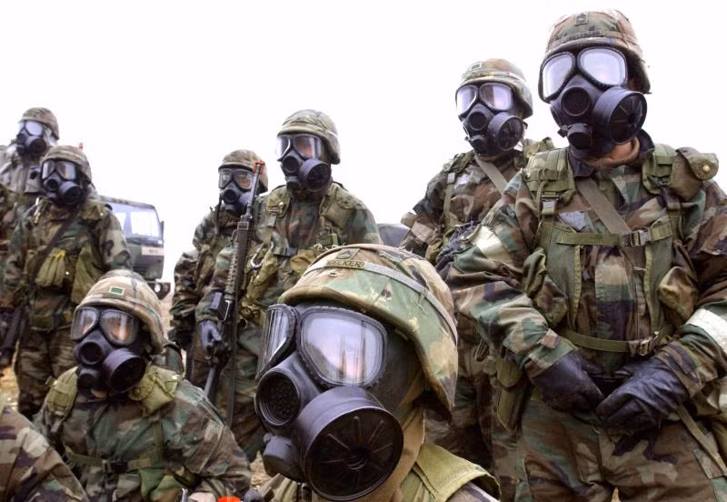 Và cuối cùng, như tất cả mọi người đều biết, chuyện Iraq sở hữu vũ khí hoá học hay vũ khí huỷ diệt hàng loạt là bịa đặt của chính quyền Mỹ. Ít nhất thì câu chuyện bịa đặt này cũng đã làm khổ cả đất nước Iraq lẫn những người lính Mỹ được gửi tới đây tham chiến. Nguồn ảnh: Pinterest.