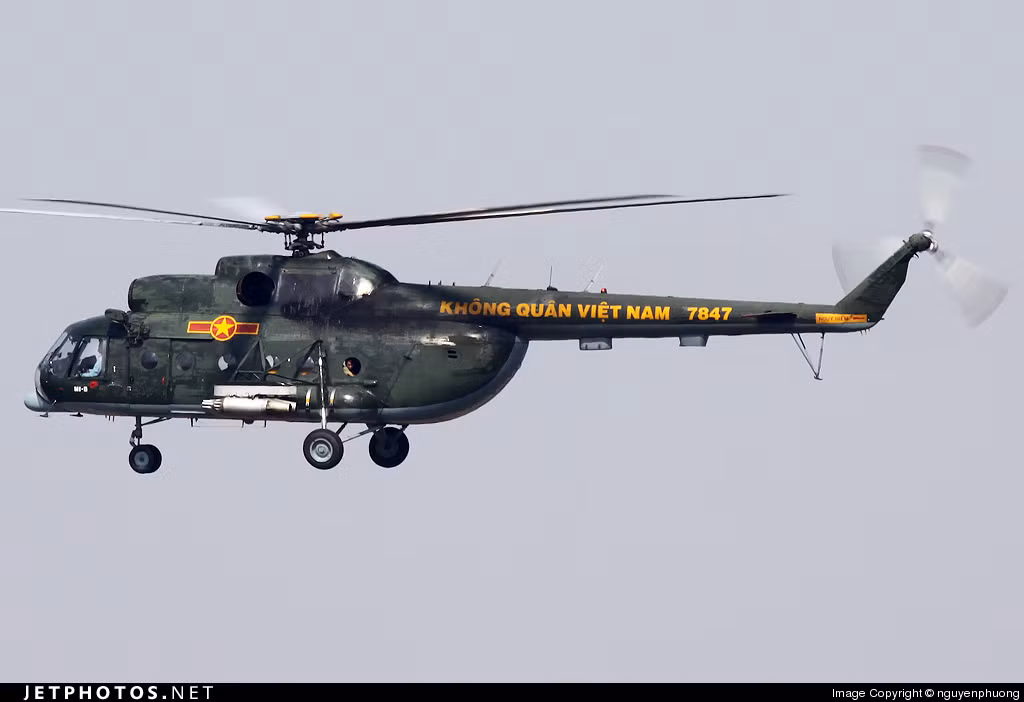 Mi-8/17 có tốc độ bay không cao, chỉ 260 km/h, tầm bay tối đa khi bay rỗng không tải trọng khoảng 960 km - nghĩa là nếu bay vận tải hoặc bay dịch vụ giữa Hà Nội - TP Hồ Chí Minh, sẽ cần nghỉ giữa đường để nạp lại nhiên liệu. Nguồn ảnh: Jetphotos.