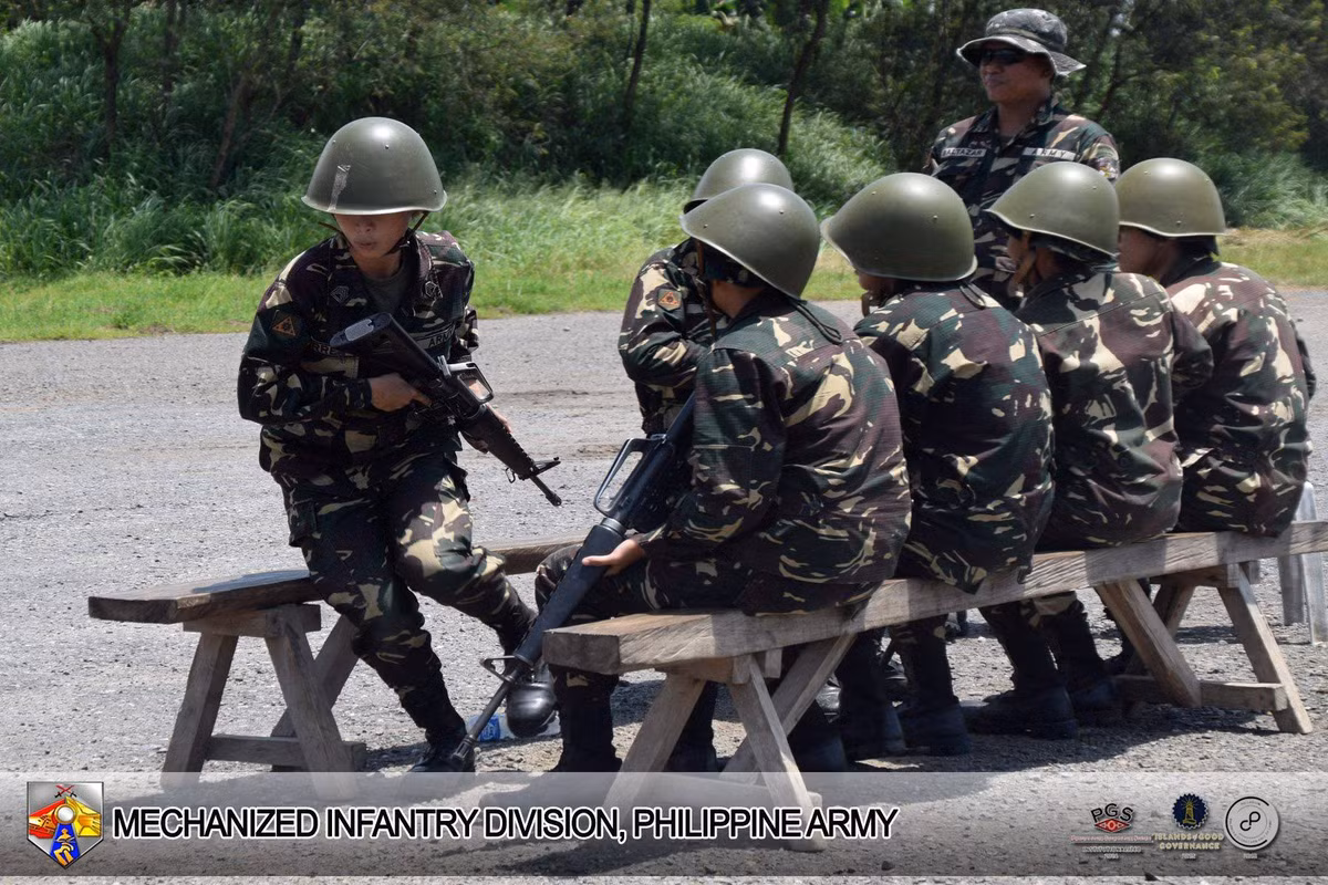 Trong hình, có thể thấy lính tân binh của quân đội Philippines sử dụng mũ sắt từ thời Liên Xô tham gia huấn luyện. Nguồn ảnh: Philippinearmy.