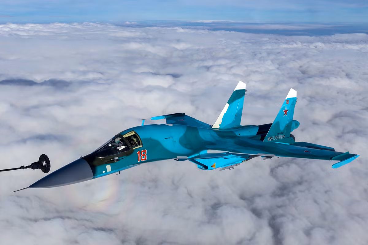 Việc tiếp liệu trên không được thực hiện ở tốc độ 600 km/h và ở độ cao 5km so với mặt đất. Ở tốc độ này, Su-34 sẽ rất khó để giữ ổn định nếu như gặp phải vùng không khí nhiễu động mạnh. Nguồn ảnh: BMDP.