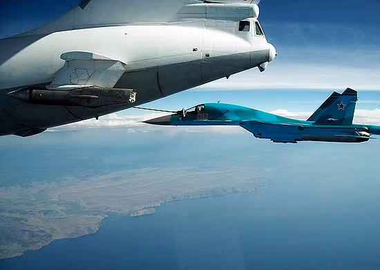 Bản thân chiếc máy bay tiếp liệu Il-78 cũng có tốc độ tối đa chỉ vào khoảng 800 km/h. Vậy nên trong trường hợp nhiễu động quá mạnh vàu Su-34 không thể giảm tốc độ xuống dưới 800 km/h để thực hiện tiếp liệu, cả hai buộc phải... quay về. Nguồn ảnh: BMDP.