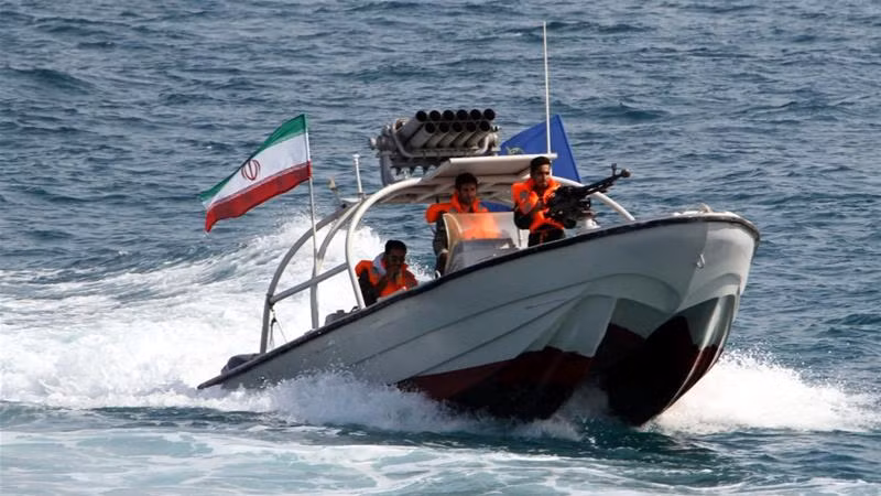 Thậm chí, các xuồng cao tốc của Iran còn được trang bị tên lửa hoặc pháo phản lực phóng loat - đủ hoả lực để khiến cho các tàu chiến Mỹ phải tỏ ra dè chừng. Nguồn ảnh: Defense.
