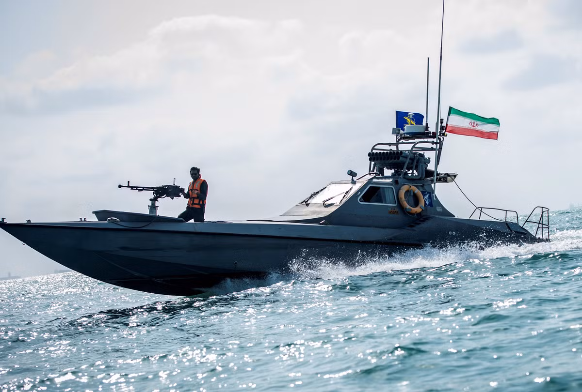 Theo các báo cáo của Mỹ, điểm tiếp cận gần nhất giữa xuồng cao tốc Iran và tàu chiến Mỹ chỉ vào khoảng 10 mét - có nghĩa là hai bên có thể xảy ra va chạm bất cứ lúc nào. Nguồn ảnh: Defense.