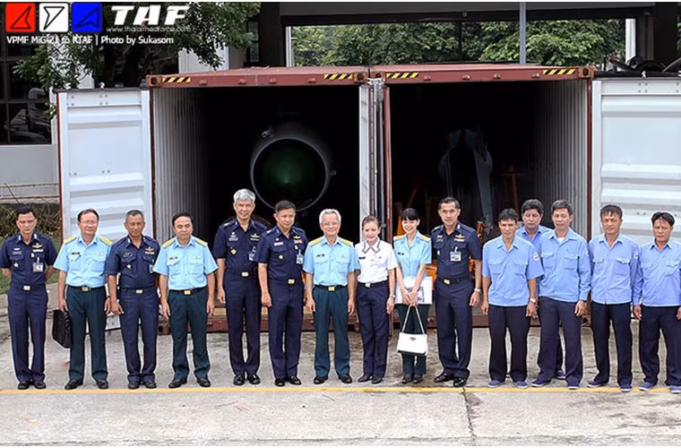 Mùa hè 2014, hai container chứa các bộ phận của tiêm kích MiG-21MF số hiệu 5202 từng phục vụ trong binh chủng Không quân Việt Nam đã được đưa đến Thái Lan. Nguồn ảnh: TAF.