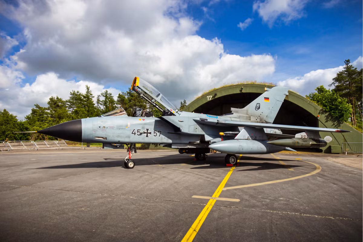 Ra đời từ năm 1979, loại chiến đấu cơ cánh cụp cánh xoè Tornado hiện nay chủ yếu được sử dụng bởi Không quân Đức, Không quân Italia và Không quân Hoàng gia Saudi Arabia. Nguồn ảnh: Pinterest.